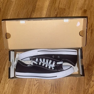 Bruna converse - Helt nya bruna converse i storlek 42 med låda. Pris kan diskuteras. (Dom ser mörkare ut på bild)