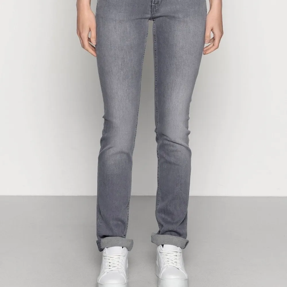 Superfina lågmidjade pepe jeans i nyskick, köpta för 750kr!! Är 165cm för referens och de är perfekta i längden för mig.  (INTE SÅLD). Jeans & Byxor.