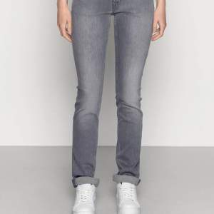 Superfina lågmidjade pepe jeans i nyskick, köpta för 750kr!! Är 165cm för referens och de är perfekta i längden för mig.  (INTE SÅLD)