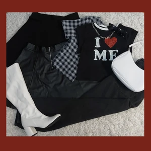 y2k style bundle - PLAGG: 2000-tals snitt T-shirt, Svart och vit rutig blus, Svart tygkjol, Svart skinnkjol, Svarta jeans och Solglasögon.                                                                                       ***OBS! Endast de ovanstående plaggen inkluderas, ej väska, boots eller halsband.*** ( köparen står för frakt <3 )