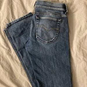 Säljer ett par as snygga lågmidjade Diesel jeans!! Får tyvärr inte på mig dom, då dom sitter alldeles för tajt på mig. Köpt ifrån secondhand och har använt dom 1-2 gånger. Skriv till mig för mer bilder🥰