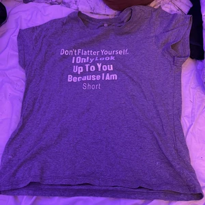 T-shirt  - Säljer denna t-shirten för att den aldrig används. Använt 1 gång. Det är storlek XXL men skulle säga att den passar M eller mindre. Jag är stl  XS/S och använde den som nattlinne.💘