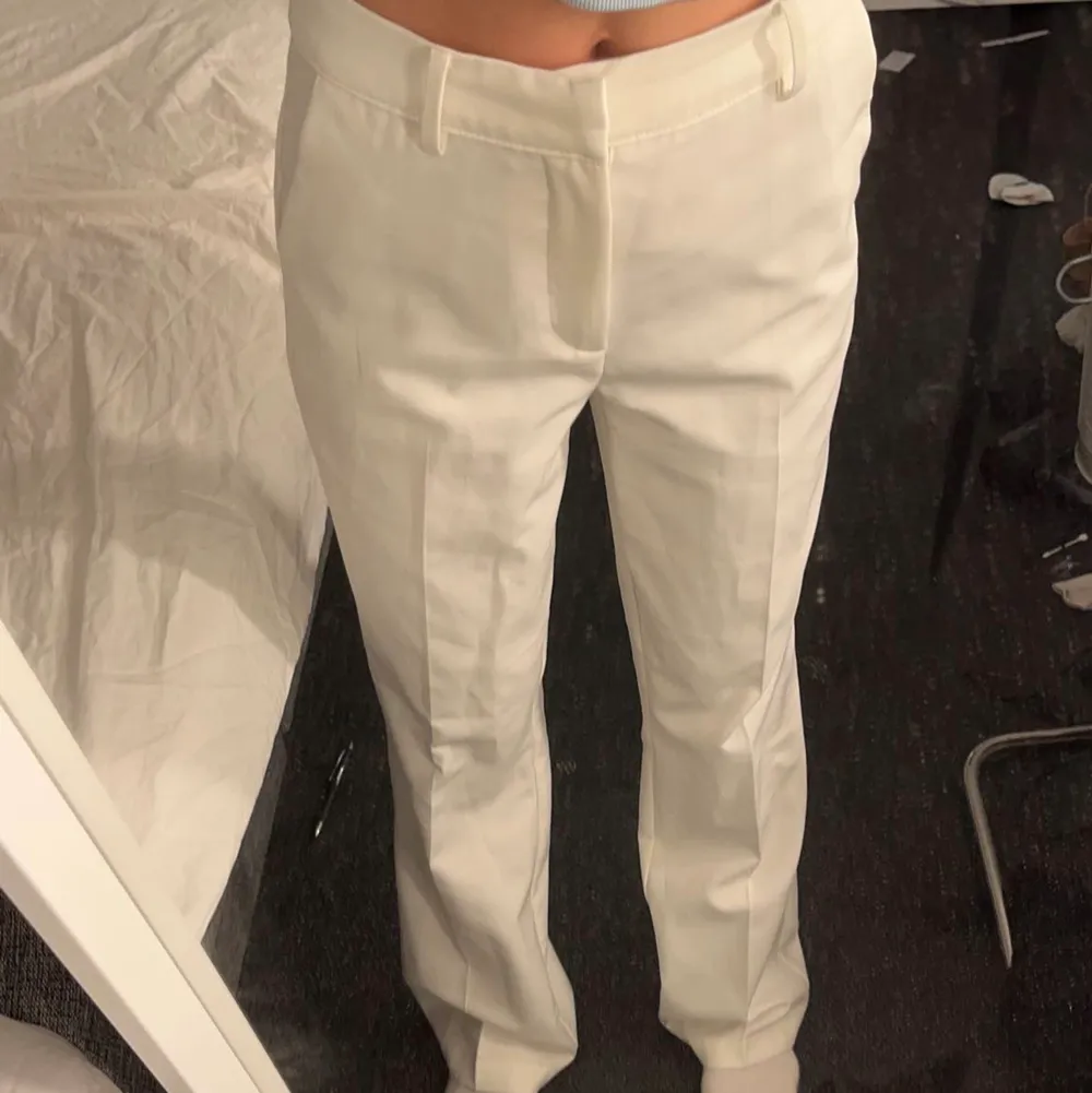 Säljer mina skit fina vita kostymbyxor ifrån bikbok. Bara använda en gång eftersom jag har köpt fel storlek. Storlek 36 och är super fina. Köpta för 399kr. Helt i nyskick.. Jeans & Byxor.