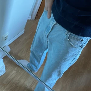 LEE ljusa wida Jeans  - Jeansen är i ett hyfsat bra skick, lite urtvättade i färgen men annars är de som nya. Jeansen är lite mer loose och mer baggy än slimmade jeans 