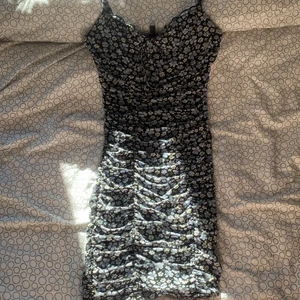 Blommig klänning  - Säljer min klänning pågrund av att den har blivit lite liten. Den är i storlek xxs men passar mellan xss-s. Super fin passform och använt den endast 2 gånger❤️