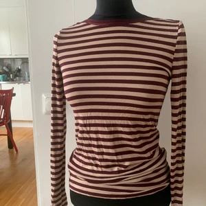 Randig långärmad tröja  - En randig långärmad tröja vinröd och krämfärgad. Jättefin och passar till allt😊 säljer pga ej kommmer till användning😔 köpt på Sellpy