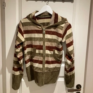 Kofta  - Fin kofta i mysigt material! Köpt secondhand men aldrig använd av mig! Står inget märke eller storlek men skulle säga att den sitter som en S! 