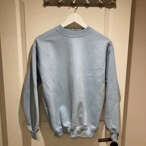 Babyblå tjocktröja - Mkt nice sweatshirt i fin färg. Barnstorlek XL men sitter som S/M! 