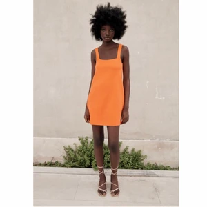 Zara klänning strl small - Säljer min näst intill oanvända klänning från zara som är i en superfin orange färg. Köpt i somras för 259 kronor. Säljer pga att den inte kommer till användning. Skriv gärna för fler bilder eller om ni har frågor💕