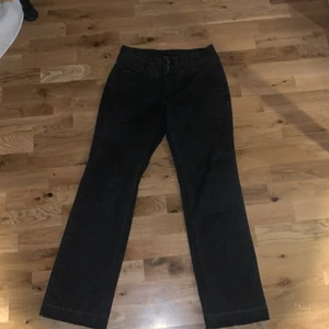 Low waisted jeans - Ganska tajta i midjan, lågmidjade, lite utsvängda där nere, fina mönster på bakfickorna, kan vara lite för korta i benen. Tror dom är ett par år gamla men väldigt användbara👍👍