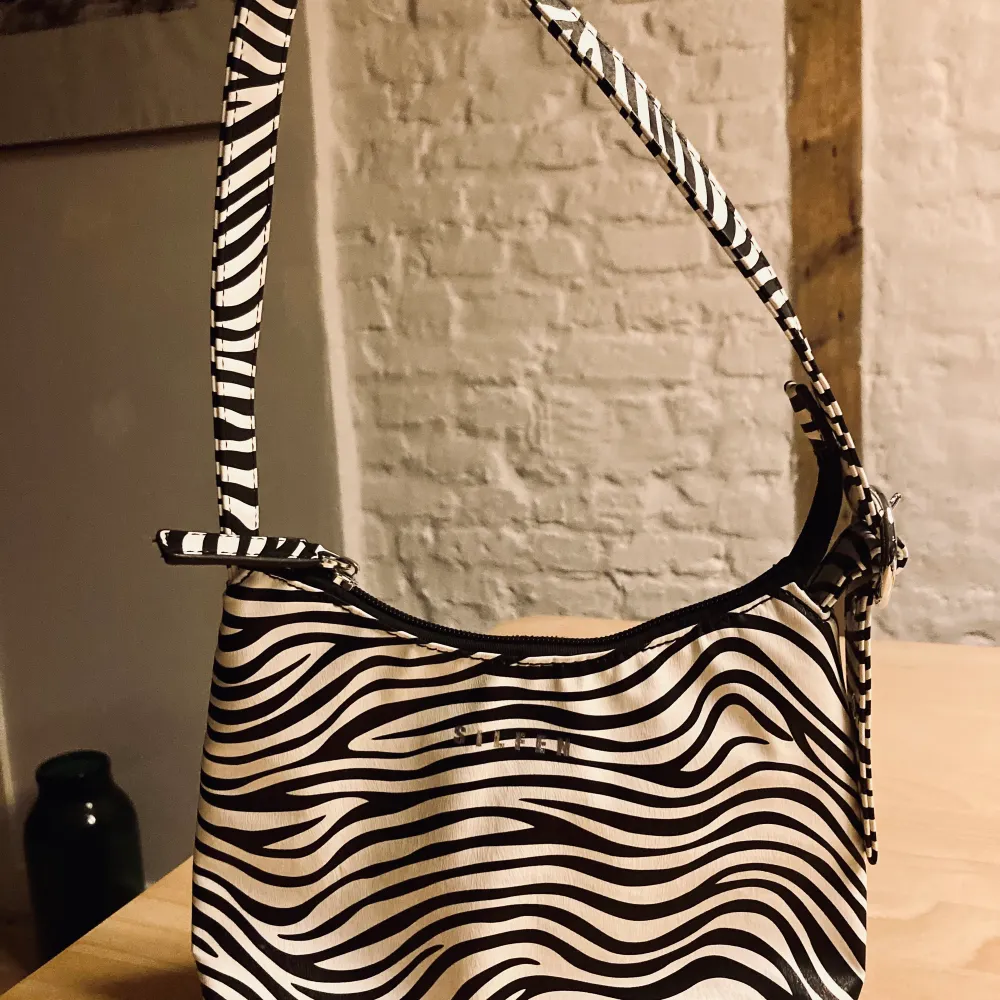 Fin lille Daniel Silfen taske med zebraprint.. Väskor.