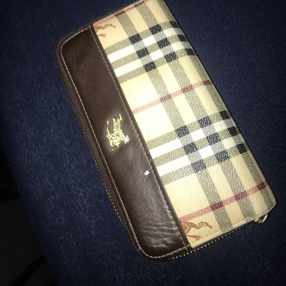 denna plånbok är i väldigt fin skick, som man kan se på första bilden har bara den ett litet hål ingen annanstans🤍. Väskor.