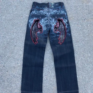 Feta raw blue jeans  - Raw blue graphic jeans köpa från deras hemsida :)