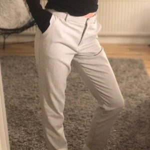 H&M kostymbyxor grå - Säljer nu dessa snygga grå kostymbyxorna från H&M, tror dom inte finns och köpa längre då de va ett tag sen jag köpte dom, byxorna är i bra skick, och har typ aldrig används, 
