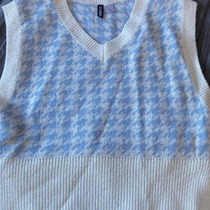 Jacquardstickad väst  - Säljer min jätte snygga pastellfärgade och somriga jacquardstickade väst från HM. Köpt förra sommaren och använd fåtal gånger. Lite nopprig men inget man ser på långt håll. Inget annat fel på den ☺️ Säljer då den inte riktigt passar på mig. Storlek Xs.