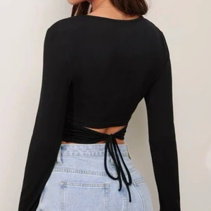 topp - storlek xs men knytning där bak<3