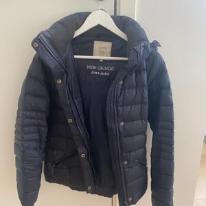 Boomerang Grindö vinterjacka - Perfekt vinterjacka som tyvärr inte kommer till användning längre. Jag är 1,58, så passar dig som är lite mindre! Kan mötas upp i Stockholm stad eller frakta (köparen står då för frakt).