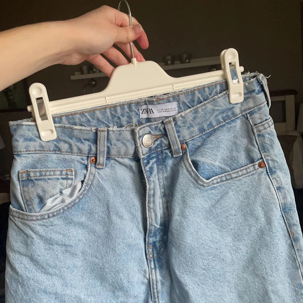 Mom jeans ifrån Zara i storlek 36🦋. Jeans & Byxor.