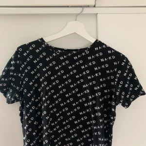 NA-KD  - T-shirt från NA-KD, sparsamt använd 💞💞 storlek S