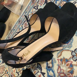 Riktigt sexiga klackar  - Dom är olyckligtvis för stora för mig 😭😭😭😭💔 köpte dom på SHEIN. Fin kvalite och inga bekymmer. Dom funkar som dom ska 