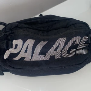PALACE BAG - Bumbag från PALACE!! Den är helt slutsåld och min är knappt använd! Den rymmer väldigt mycket