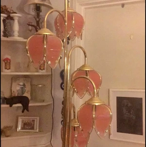 Lampa med blommor/ som blommor  - Jag söker en liknade sådan lampa, (bilderna är inte mina)