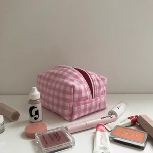 Rosa rutig necessär  - Handgjord rosa necessär. Gjort från återvunnet tyg. Finns mer på bernh.se💗💗💗 18x14x9cm