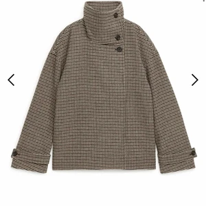 Arket kappa - Har denna helt slutsålda jacka från arket i strl 34. Tänkte kolla om nån är intresserad, annars skickar jag tbx den. Är som en stor 34 i storleken typ❤️‍🔥❤️‍🔥