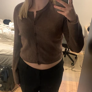 Brun kofta - Supersnygg stickad brun kofta från asos🥰 strl 42 men passar även 38😊150 kr+frakt💗