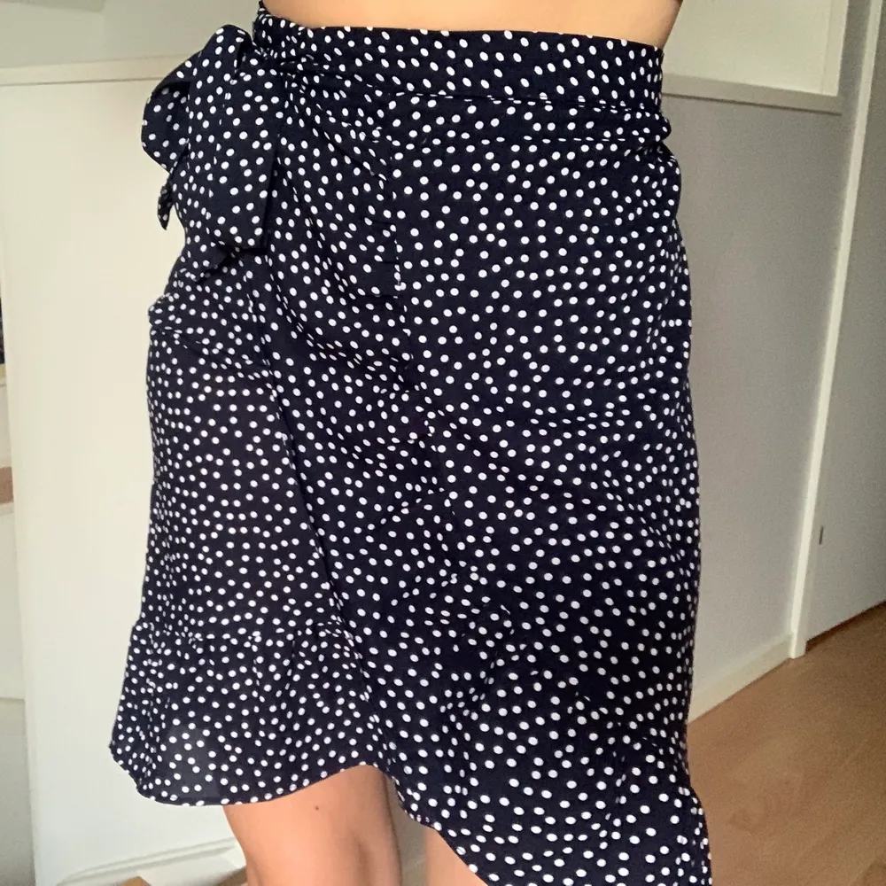 Marinblå prickig kjol från märket Amelie & me. Köpt för ca 120 kr i sommras! Kjolen är i fint skick! Jag är 170 och den passar mig i längd!💞 Skriv privat för mer info!. Kjolar.