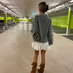 Pull and bear tröja - Säljer denna så fina stickade tröjan från pull and bear. Helt slutsåld! Bra skick❤️