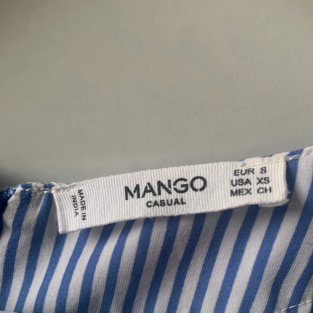 Hejsan! Säljer nu min fina sommar dress ifrån hemsidan Mango! Säljer pga att den är förliten för mig. Den är i väldigt fint skick! Det är alltså en byxdress så den har shorts under men ser ut som en klänning. Den är i storlek S! Vet ej vad jag köpte för men säljer för 150 + frakt! Bara att höra av er vid frågor svarar så fort jag kan❤️. Klänningar.