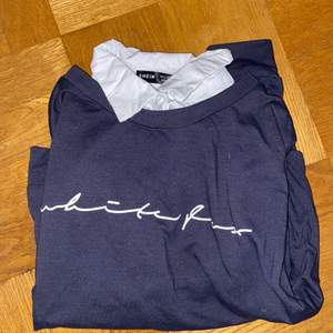 Marinblå sweatshirt med ”inbyggd” ljusblå krage. Använd fåtal ggr