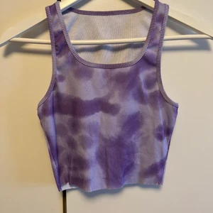 Lila croptop  - En fin och enkel top som tyvärr ej kommer till använd. Använd 1 gång. 