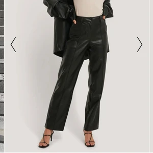 Läderbyxor nakd - Säljer dom hör snygga läderbyxorna från nakd i stl 40, dom är i en straight modell och är riktigt sköna byxor. säljer pga dom är lite stora för mig