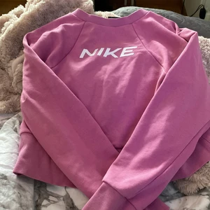 Nike tröja strl xs - Rosa riktig Nike hoodie💕 Den har bara används ett fåtal gånger. Jag säljer den pga att den har blivit lite förliten☺️ Den köptes för ca 400kr och köparen står för frakt eller så kan ja mötas upp.