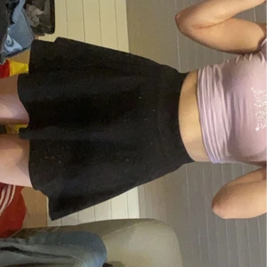 Svart kjol - Säljer denhär jättefina kjolen eftersom den inte längre kommer till användning, den är i jättebra skick och sitter superfint då den är rätt tight i midjan.🖤 Köpare står för frakt eller så kan jag mötas i västerås 😊