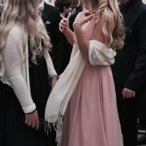 Balklänning 🥂 - Säljer min fina balklänning. Den är öppen i ryggen och lång 💕