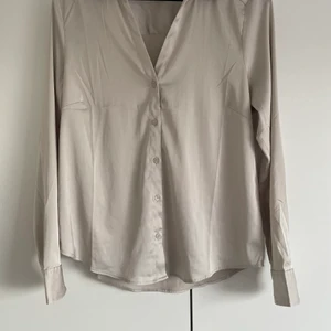 Blus i satin - Blus i satin från H&M, använd 1-2 gånger.