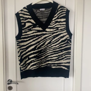 Zebra slipover - Cool slipover i lyxigt material som tyvärr ALDRIG blivit använd! den är väldigt oversize 