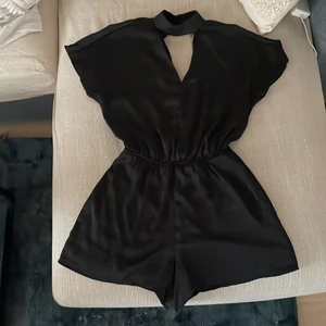 Playsuit i glansigt material - Playsuit i glansigt och skönt material, från Ginatricot, har ej använt på länge men bara använd ca 2-3 gånger. Köparen betalar frakt💙