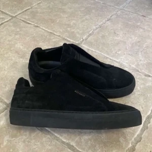 Arigato skor storlek 41 - Säljer mina arigato skor i storlek pga för liten storlek. Har använt dom kanske 10-15 gånger så de är i bra skick. Köpta för ca 2000