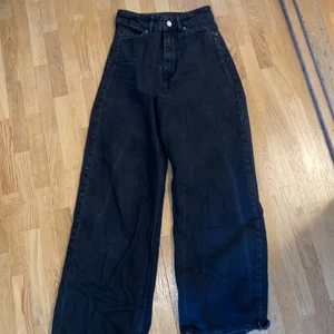 Zara Jeans, storlek 34 - Raka vida jeans från Zara som är offblack. Perfekt längd för mig som är 164. Säljer dessa då de inte passar min storlek längre. Fläckfria och inget slitage. Dessa jeans passar för massvis med tillfällen! Köpta för 500kr för 1 år sen. Säljer då de inte längre passar i storlek.