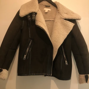 Vårjacka  - Trendig och fodrad vinter/vårjacka från hm! Frakten ingår ej💕💕