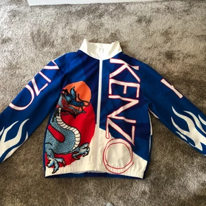 Kenzo jacka  - Säljer en kenzo jacka 14 år  700kr+📦 Sick 10-10 Dm vid intresse  den är bara testad inne aldrig använ utomhus den är 14 år alltså typ 164-170 cm