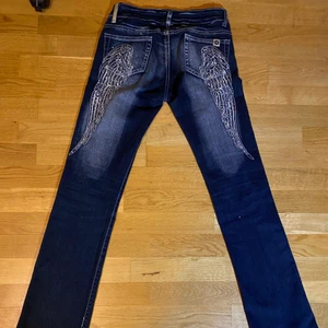 Tjej byxor med rhinestone vingar - Byxorna är i nyskick med Inga defekter. Hittade byxorna på en second hand äffär. Storlek S