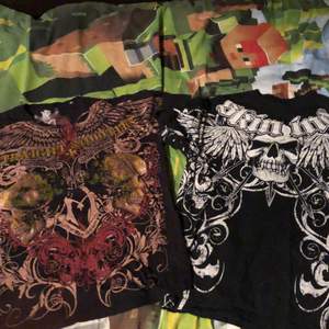 Säljer dessa grymma t shirts i storlek M 🙀🤟🤟 båda bra skick - inga flaws!!⭐️⭐️🙏 svarta åt höger, märke (Skin Industries) 😋😋👍 andra åt vänster märke (Artful Customs) 😸😸❤️ 250kr st😎😎😹(den svarta åt höger är såld!🤧🤧) 