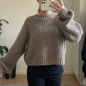 Stickad tröja i storlek S - En stickad tröja i brun, fin i modellen och använd ytterst lite