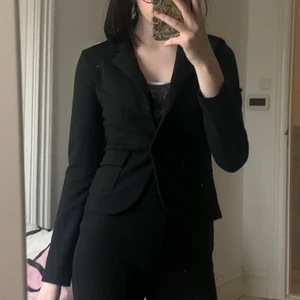 Kavaj - En svart Kavaj från H&m som legat i karderoben ett bra tag köparen står för frakt 