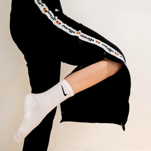 Popper pants från Ellesse!🌸 - Säljer mina älskade popper pants då de inte riktigt är min stil längre! Hoppas de kan få en plats i någon annas garderob. I fint skick.